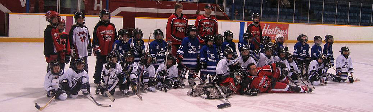 Photo of Sandy Velenosi with the group of HMHIP players